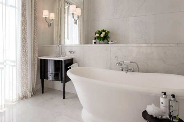 Черный цвет в контрасте с другими цветами в интерьере и крупноформатная глянцевая плитка для ванной