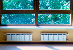 Классификация и преимущества низких радиаторов для панорамных окон