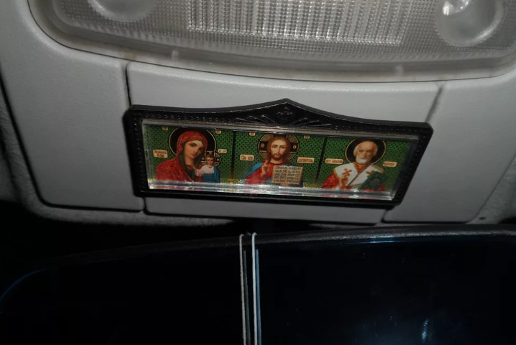 Где правильно разместить авто иконы в машине?