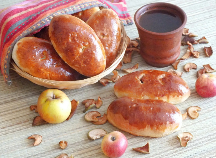 Пирожки с сушеными яблоками и изюмом. Рецепт с фото