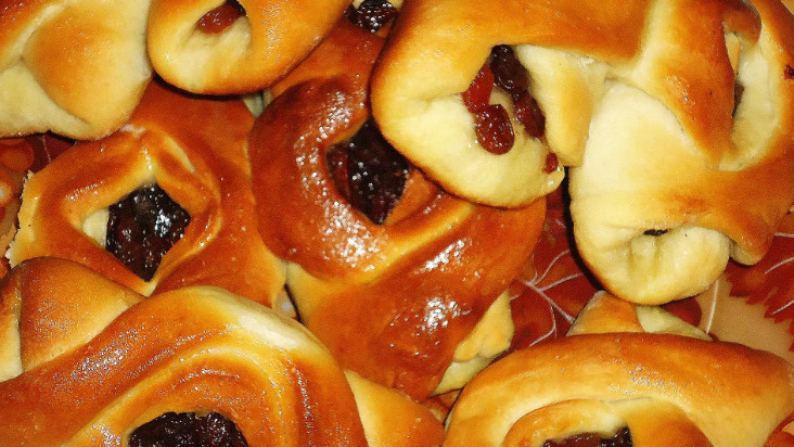 Пирожки с сушеными яблоками и изюмом. Рецепт с фото