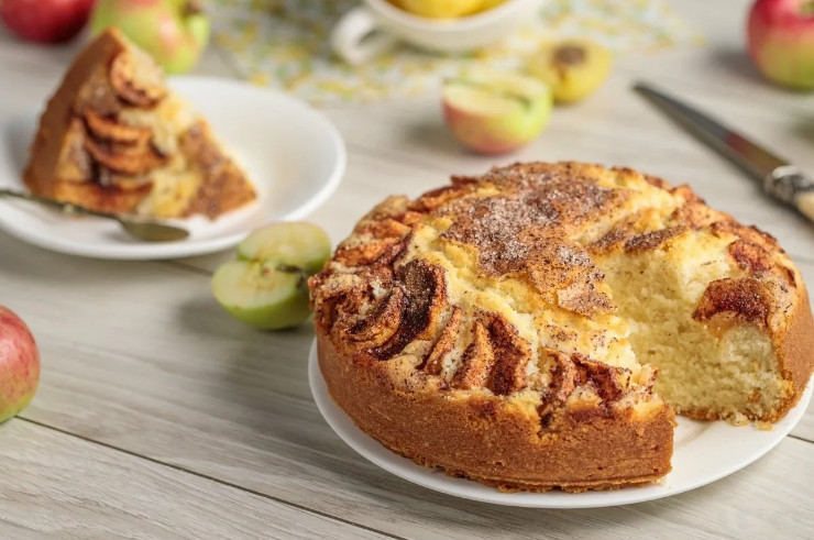 Шарлотка с яблоками, рецепт с молоком