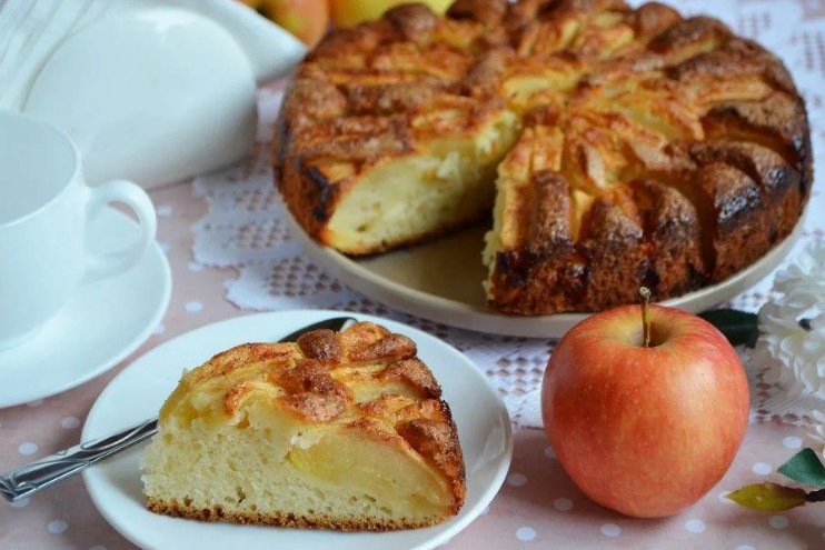 Шарлотка с яблоками, рецепт с молоком