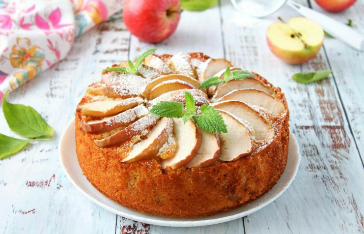 Шарлотка с яблоками, рецепт с молоком